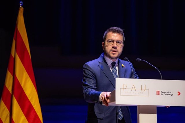 El president de la Generalitat, Pere Aragonès, en l'entrega de distincions als alumnes amb millors notes de les PAU 2023