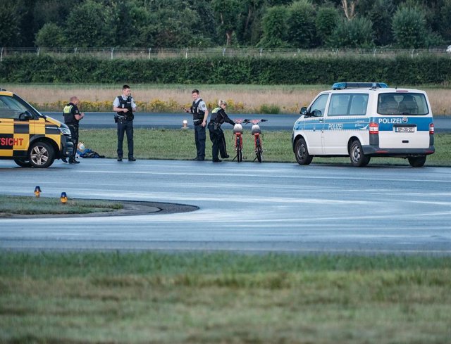 Archivo - Agentes de Policía en el aeropuerto de Hamburgo, Alemania