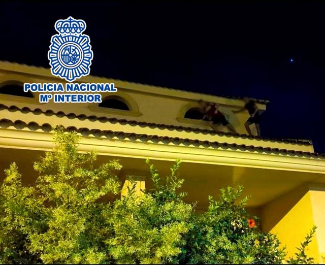 Detenidos dos hombres cultivar marihuana tras intentar huir por el tejado de una vivienda de lujo