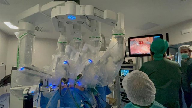 Operación quirúrgica en el Hospital de Jaén con el robot Da Vinci.