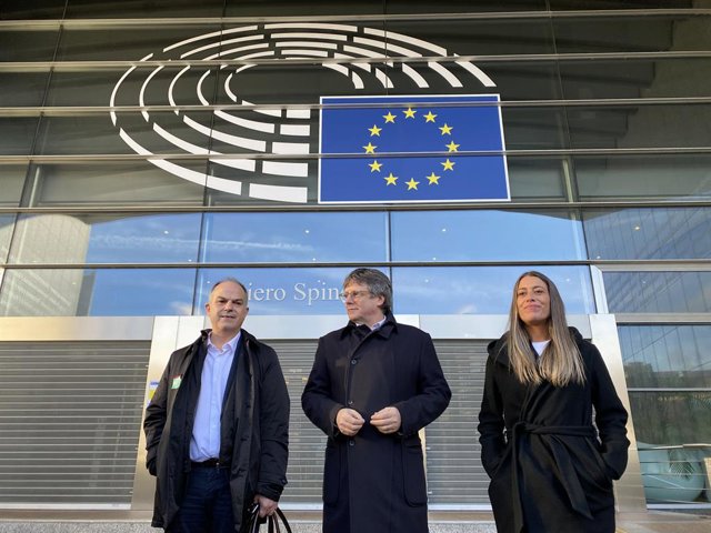 El secretari general de Junts per Catalunya, Jordi Turull; l'expresident de la Generalitat, Carles Puigdemont i la diputada de Junts, Miriam Nogueras, posen a l'exterior del Parlament Europeu, Brussel·les (Bèlgica)