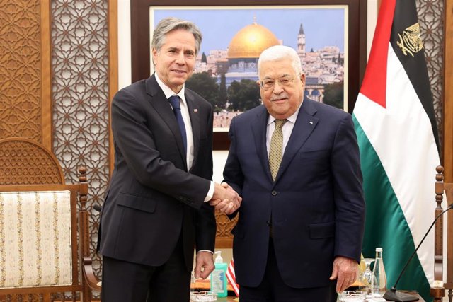 Archivo - El presidente de la Autoridad Palestina, Mahmud Abbas (d), recibe al secretario de Estado de EEUU, Antony Blinken (i), en Ramala
