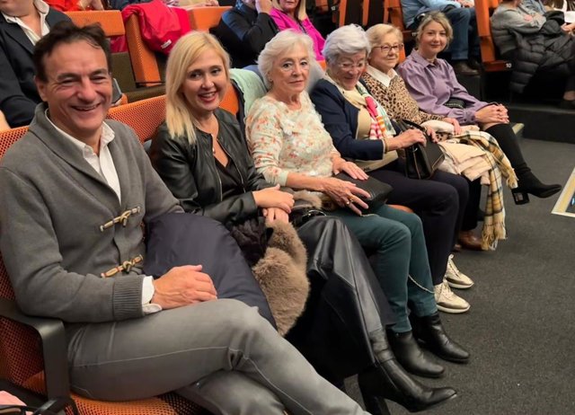 El alcalde de Jaén, Agustín González, asiste a la representación de 'Romeo y Julieta despiertan', en el Festival de Otoño.