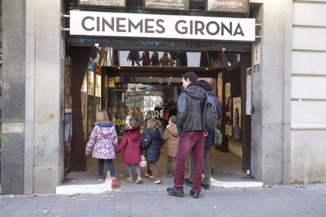 Entrada dels Cinemes Girona de Barcelona, que acullen un cicle de cinema de drets dels nens