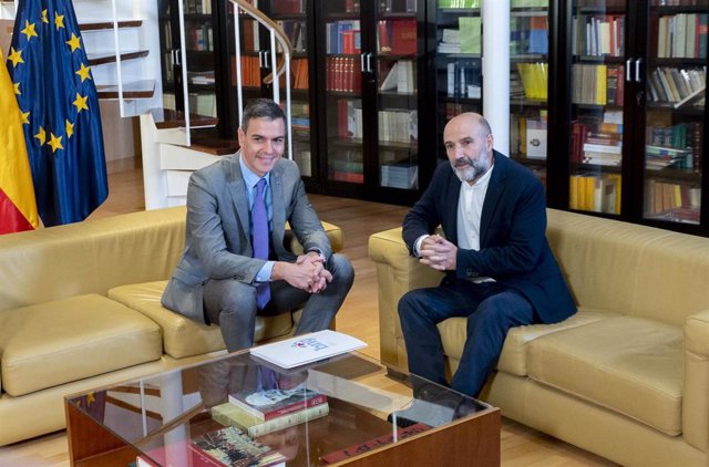 El presidente del Gobierno en funciones, Pedro Sánchez (i), se reúne con el diputado de BNG Néstor Rego (d), durante su ronda de contactos, a 10 de octubre de 2023, en Madrid (España). El presidente del Gobierno en funciones y candidato del PSOE a la reel