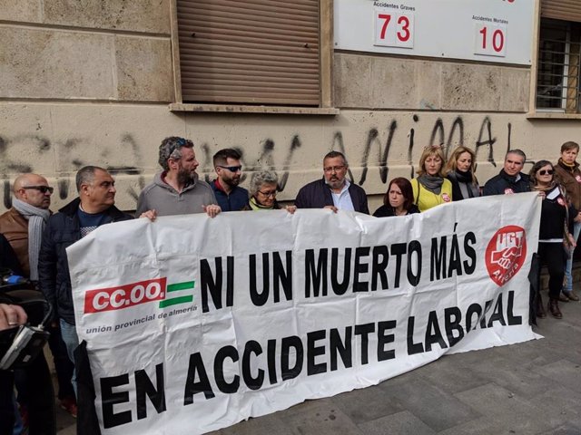 Archivo - UGT y CCOO se concentran tras una muerte en accidente laboral.