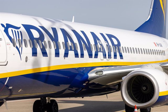 Archivo - Un avión de Ryanair