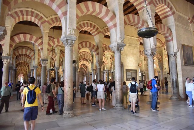 Archivo - Turistas en el interior de la la Mezquita-Catedral de Córdoba durante la 'Noche del Patrimonio'. Imagen de archivo.