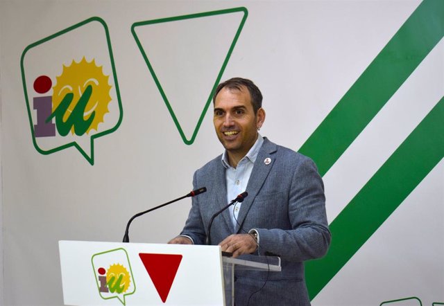 El coordinador andaluz de IU, Toni Valero, en rueda de prensa en Málaga