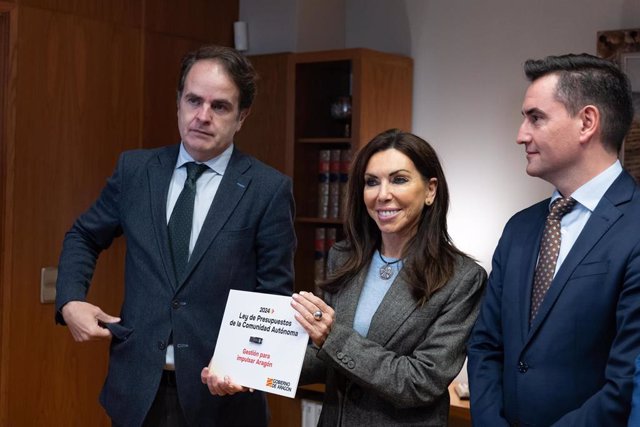 El consejero de Hacienda y Administración Pública del Gobierno de Aragón, Roberto Bermúdez de Castro, entrega el proyecto de ley de Presupuestos de la Comunidad Autónoma para 2024 a la presidenta de las Cortes, Marta Fernández.