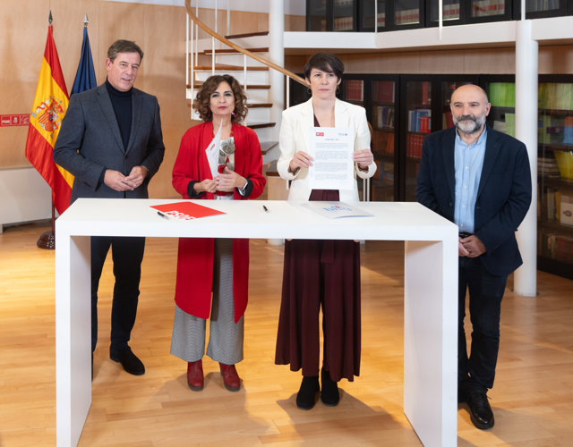 Xosé Ramón Gómez Besteiro, María Jesús Montero, Ana Pontón y Néstor Rego durante la firma de un acuerdo para la investidura de Pedro Sánchez