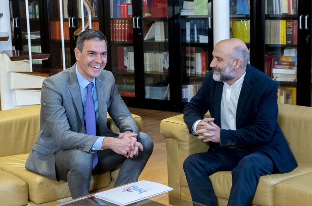 El presidente del Gobierno en funciones, Pedro Sánchez (i), se reúne con el diputado de BNG Néstor Rego (d), durante su ronda de contactos, a 10 de octubre de 2023, en Madrid (España).