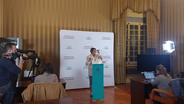 La portavoz del PP en el Parlament, Marga Durán, en una rueda de prensa.