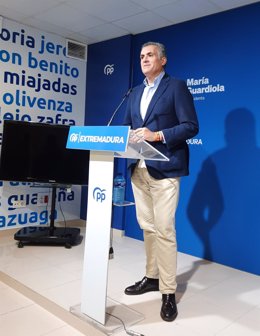 El vicesecretario de Organización del PP de Extremadura, José Manuel García Ballesteros, en rueda de prensa