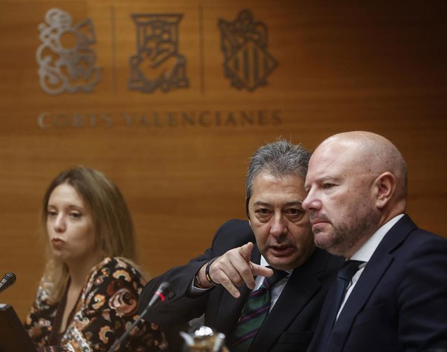El vicepresidente primero y conseller de Cultura y Deporte, Vicente Barrera (c), inicia la ronda de comparecencias para explicar los presupuestos para 2024, en la Comisión de Economía, Presupuestos y Hacienda de Les Corts. 