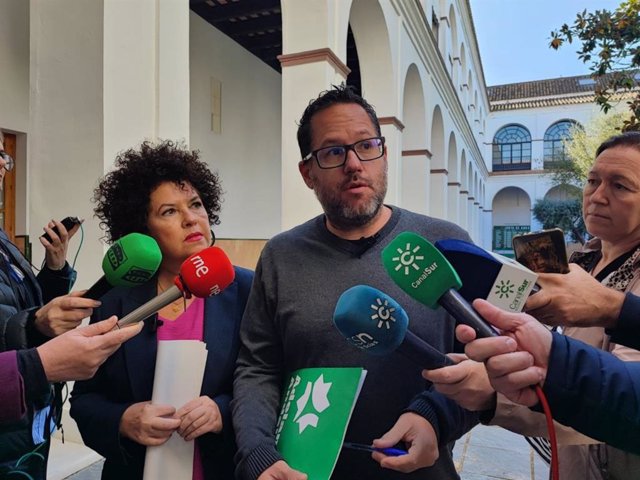 Los diputados de Adelante Andalucía, Maribel Mora y José Ignacio García, este lunes en su atención a los medios.
