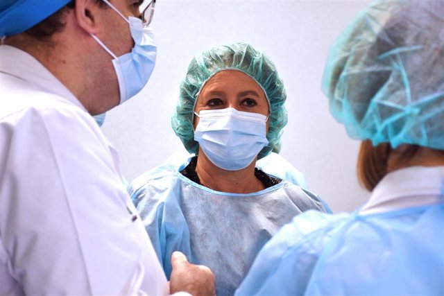 Catalina García (centro), en su visita al quirófano inteligente del Hospital Reina Sofía de Córdoba.