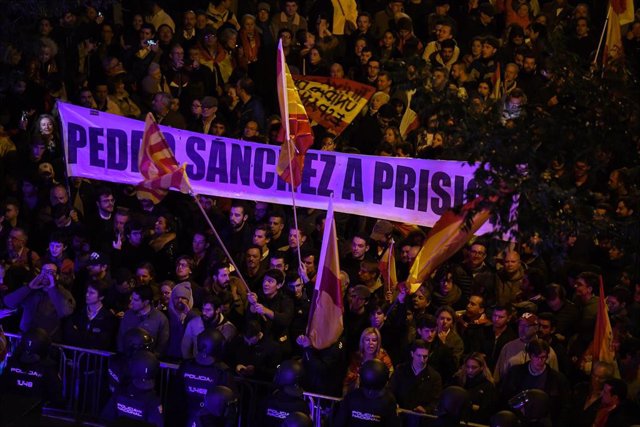 Decenas de personas protestan en la sede del PSOE (calle Ferraz de Madrid), a 3 de noviembre de 2023, en Madrid (España). 