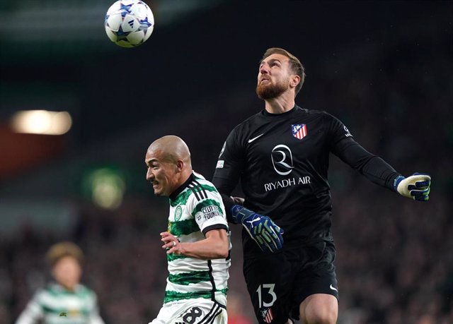 25 October 2023, United Kingdom, Glasgow: Celtic's Daizen Maeda and Atletico Madrid goalkeeper Jan Oblak battle for the ball during the UEFA Champions League Group E soccer match between Celtic FC and Atletico Madrid at Celtic Park. Photo: Andrew Milligan