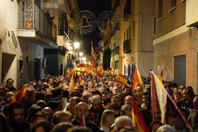 Protesta contra la amnistía en la sede del PSOE-A