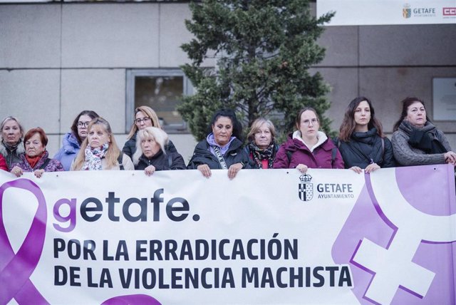 Decenas de personas durante el minuto de silencio con motivo del asesinato de Carolina a manos de su expareja el pasado sábado.