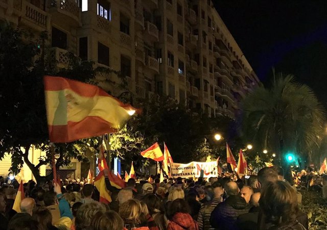 Varios cientos de personas se concentran frente a la sede del PSOE en Zaragoza en contra de la amnistía