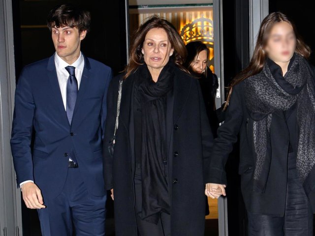Nuria Gonzalez junto a sus dos hijos, Iván y Alma Carlota, salen del estadio Santiago Bernabéu