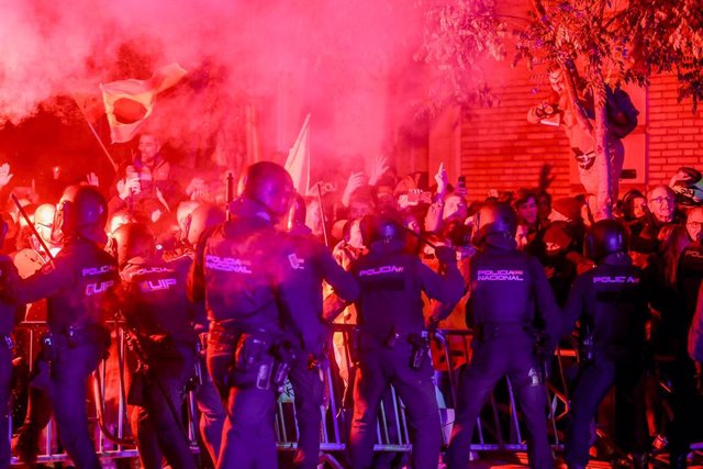 La Policía carga contra los manifestantes durante una concentración en contra de la amnistía, frente a la sede del PSOE en la calle Ferraz