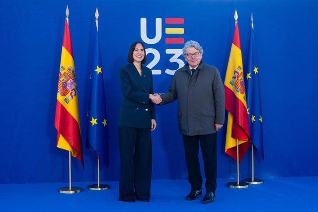La ministra de Ciencia e Innovación en funciones, Diana Morant dialoga con el comisionado europeo para el mercado internacional, Thierry Breton a 7 de noviembre de 2023, en Sevilla, (Andalucía, España).
