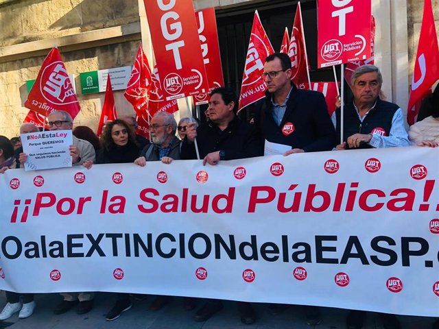 Concentración a las puertas de la Junta por la EASP