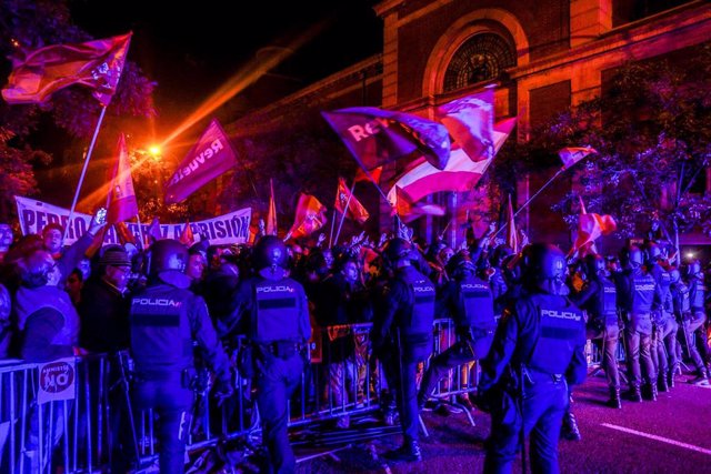 La Policía carga contra los manifestantes durante una concentración en contra de la amnistía, frente a la sede del PSOE en la calle Ferraz