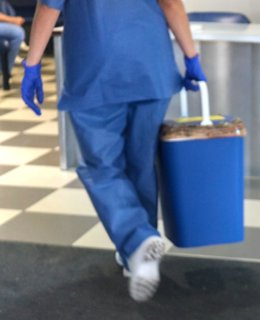 Imagen de recurso de un sanitario portando el órgano de un donante para una operación de trasplante.