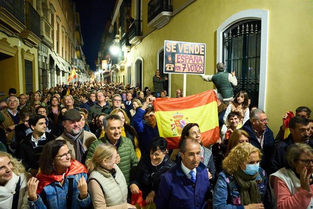 Concentración en la sede del POSE-A contra la ley de la amnistía, ayer lunes 6 de noviembre, en Sevilla