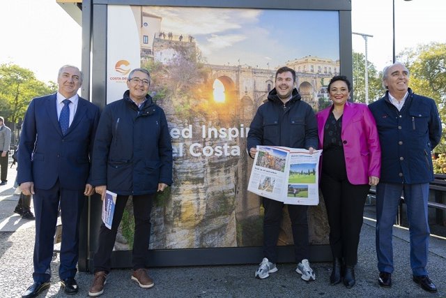 Costa del Sol ha dispuesto un quiosco con vinilos de imágenes del destino, pantalla con vídeo promocional y periódicos en una zona de gran afluencia en el corazón de Londres.