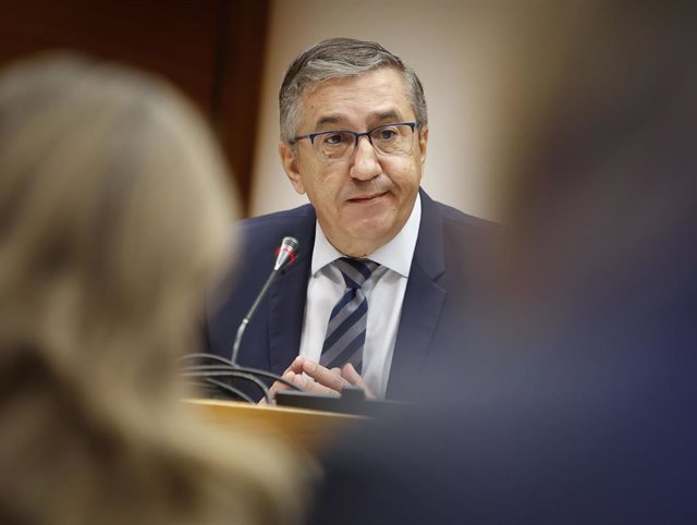El conseller d’Educació, Universitats i Ocupació, José Antonio Rovira, comparece en la Comissió d'Economia, Pressupostos i Hisenda.