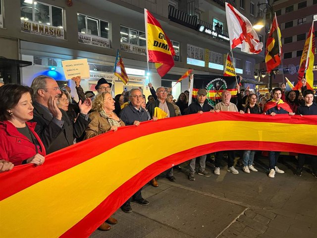 Imagen de la protesta celebrada contra la aministía ante la sede del PSPV-PSOE en València en la que han participado cargos de Vox.
