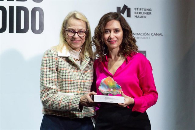 La presidenta de la Comunidad de Madrid, Isabel Díaz Ayuso (d) y la embajadora de la República Federal de Alemania en España, Maria Margarete Gosse (i), durante una visita a la exposición “El Muro de Berlín. Un Mundo Dividido", en la Fundación Canal.