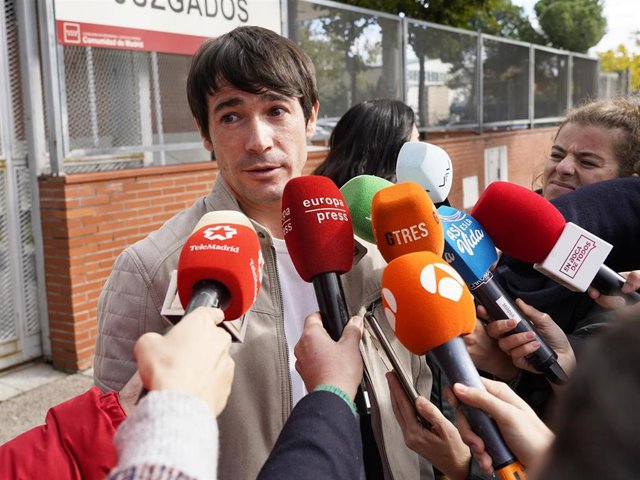 Juan José Ballesta atiende a los medios a la salida del juzgado tras declarar en Parla