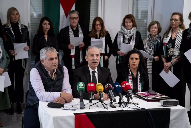 (I-D) El representante de la asociación hipanopalestina Jerusalem, Eisa Alsoweis; el embajador de Palestina en España, Husni Abdel Wahed y la presidenta de la Plataforma Mujeres Artistas Contra la Violencia de Género, Cristina del Valle, durante la presen