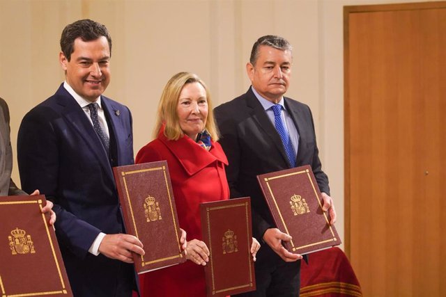 Archivo - El presidente de la Junta, Juanma Moreno (i) en la foto de familia junto al consejero de Presidencia, Antonio Sanz (d), después de la firma del convenio para la Base Logística del Ejército de Tierra el pasado 16 de enero del 2023 en Córdoba.