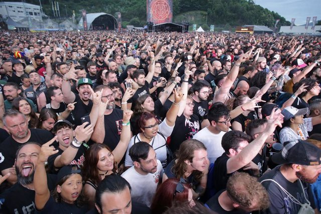 Archivo - Público durante la actuación de Papa Roach en el Resurrection Fest, a 30 de junio de 2023, en Viveiro, Lugo, Galicia (España). Papa Roach es una banda estadounidense de rock y nu metal fundada en 1993 en Vacaville, California. Se dio a conocer i