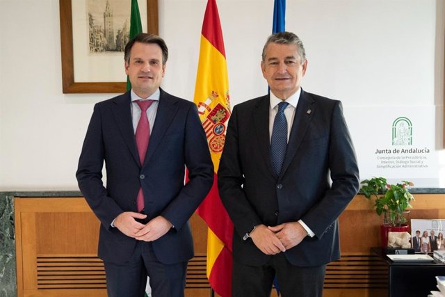 El consejero de Presidencia de Extremadura, Abel Bautista, y el consejero andaluz, Antonio Sanz, este martes durante su reunión en Sevilla.