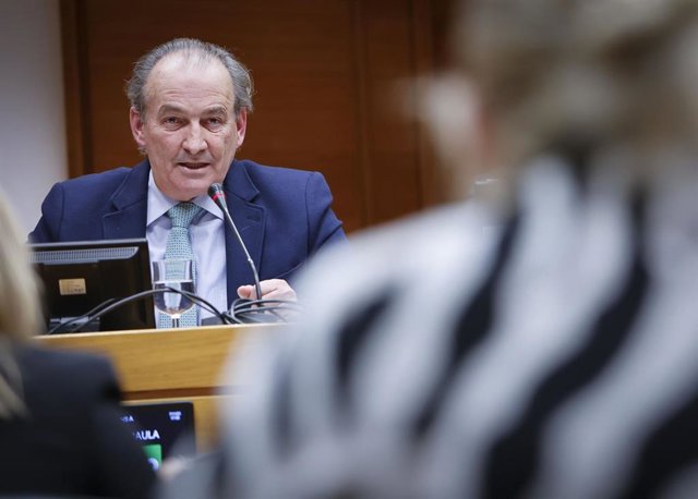 El conseller José Luis Aguirre presenta su presupuesto en Les Corts