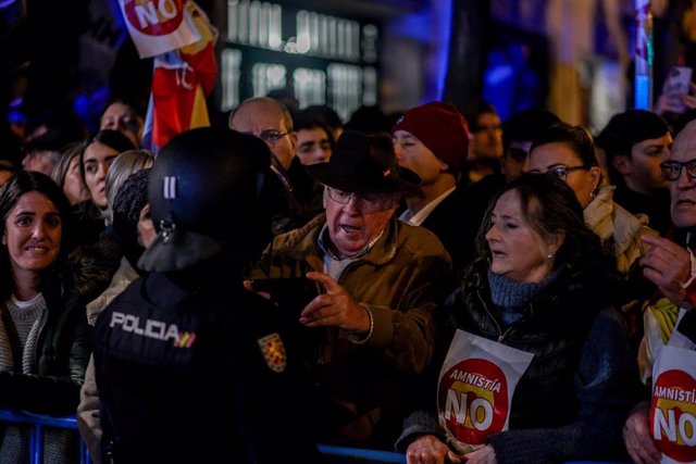 Varias personas durante una concentración en contra de la amnistía, frente a la sede del PSOE en la calle Ferraz, a 6 de noviembre de 2023, en Madrid (España). 