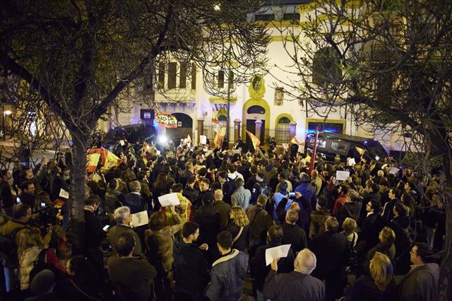 Concentración en la sede del PSOE de Sevilla contra la ley de la amnistía