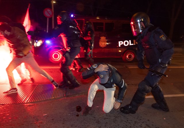 Policías y manifestantes se enfrentan enfrente de la sede del PSOE en la calle Ferraz de Madrid