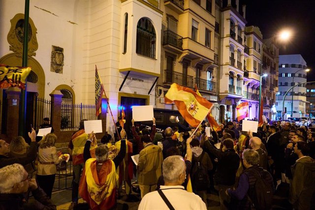 Concentración en la sede del PSOE de Sevilla contra la ley de la amnistía, a 7 de noviembre de 2023 en Sevilla (Andalucía, España).