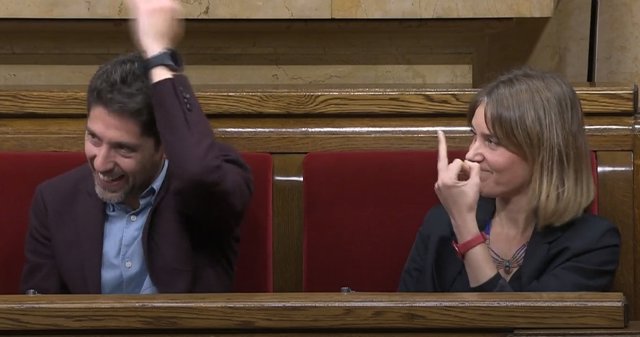 La presidenta dels comuns, Jéssica Albiach, fa la botifarra al líder de Vox, Ignacio Garriga