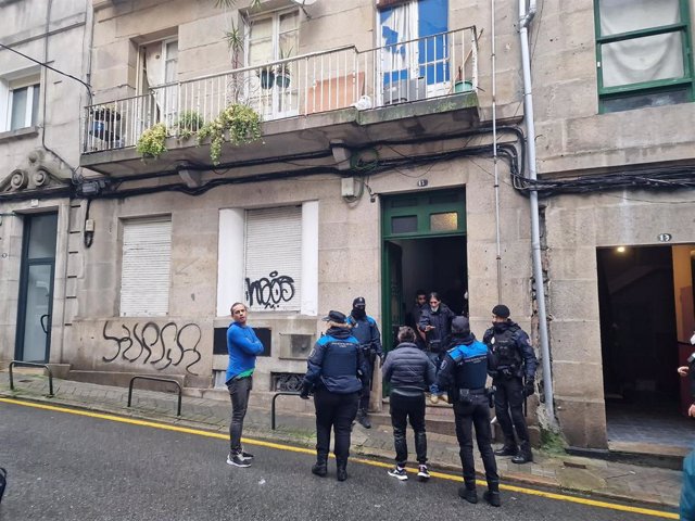 Localizado un cadáver en el número 13 de la calle Fisterra de Vigo, momentos antes de que se realice el desalojo forzoso del edificio, que presenta deficiencias en la instalación eléctrica.