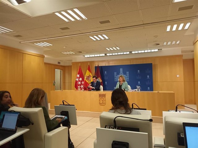 El alcalde de Madrid, José Luis Martínez-Almeida, y la delegada de Hacienda, José Luis Martínez-Almeida, en la rueda de prensa en la que han presentado el proyecto de presupuestos de 2024